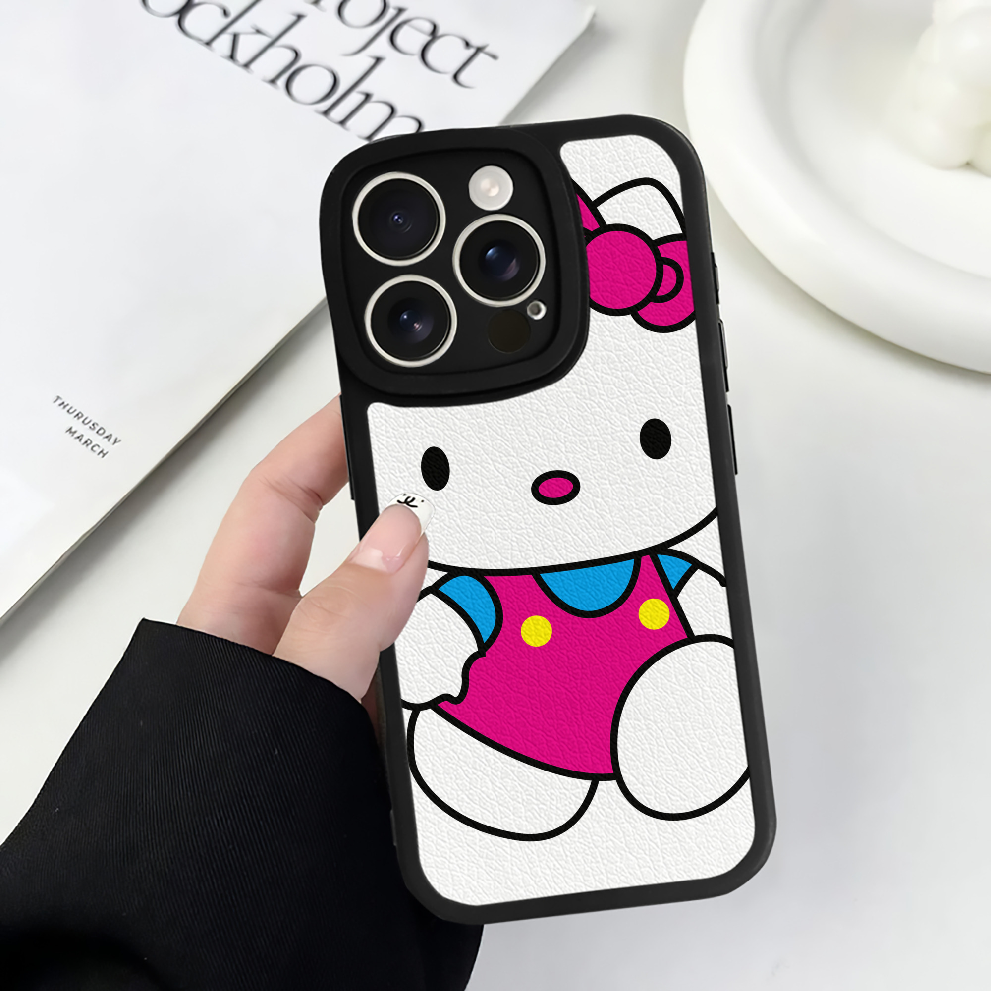 （画像用） Hello Kitty ハローキティ 【iPhone 16シリーズ対応】シリコンスマホケース（レザー調） 材質：シリコン